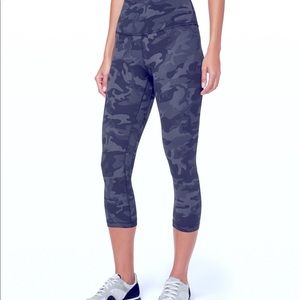 ALIGN CROP 21"
Incognito Camo Multi Grey
Size: 4